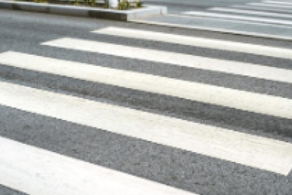 El conductor arrolló y arrastra a peatón luego de no detenerse cuando la victima cruzaba la calle. (Foto ilustrativa vía: Shutterstock)