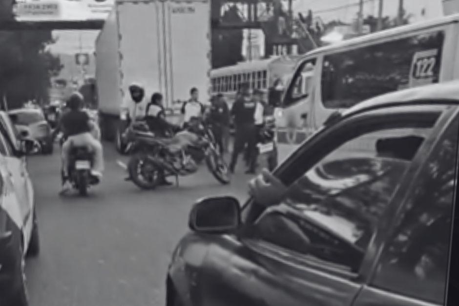 El conductor murió sobre el asfalto luego de impactar con su motocicleta. (Foto: captura de video)