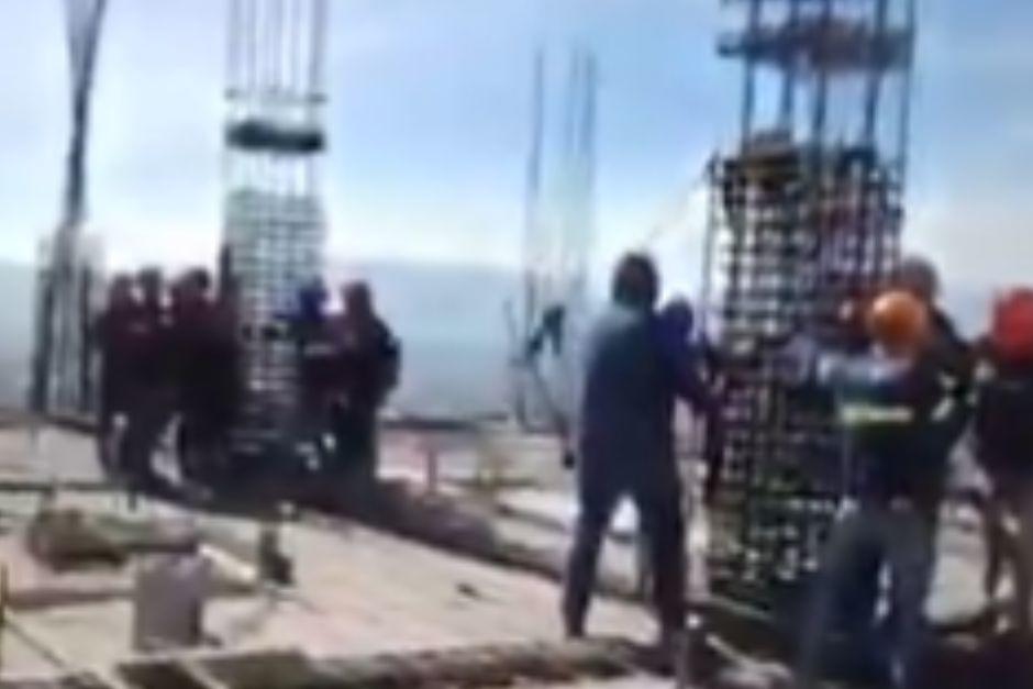Las columnas de hierro de la construcción, se balancean durante el sismo, mientras los obreros intentaban aferrarse a ellas. (Foto: captura de video)