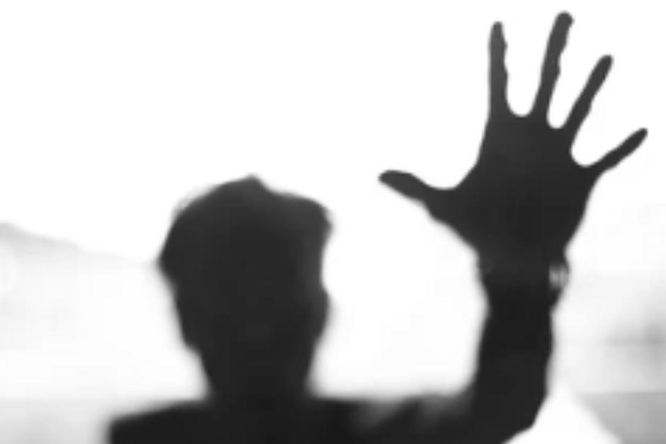 La víctima resultó gravemente herida tras ser atacada con un cuchillo por su hijo. (Foto ilustrativa vía: Shutterstock)