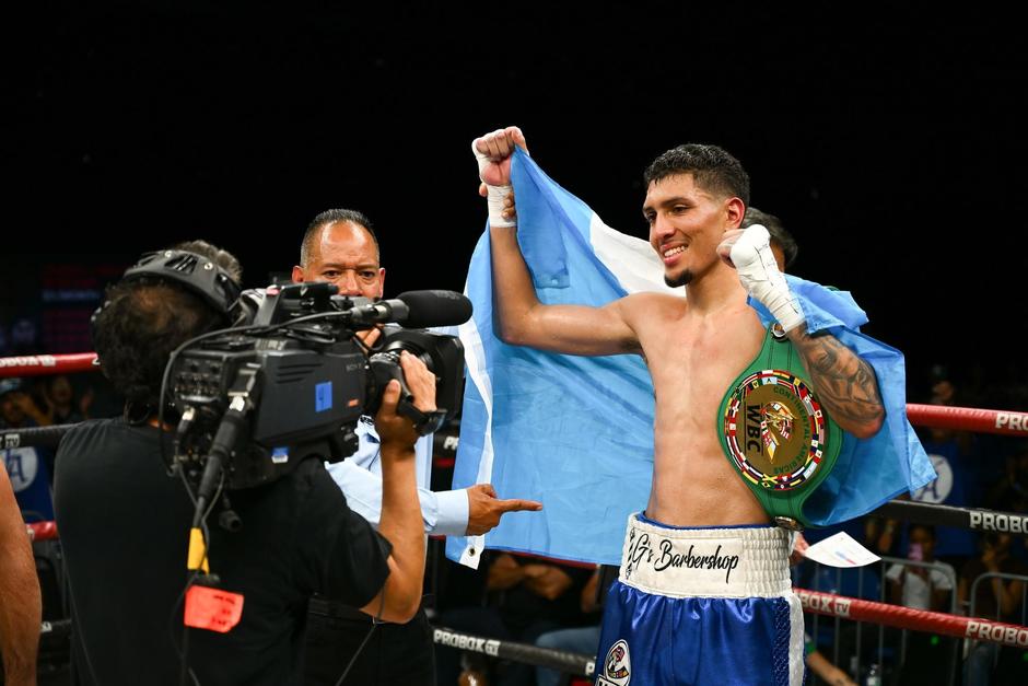 Con la bandera en la espalda, Anton celebró la victoria y la retención del título. (Foto: Mondher Polanco)
