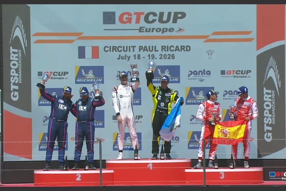 El italiano, Andrea Galli, y el guatemalteco, Ian Rodríguez, reciben la copa que los corona como ganadores de la carrera disputada en el autódromo, Paul Ricard, en Francia. (Foto: Ian Rodríguez)