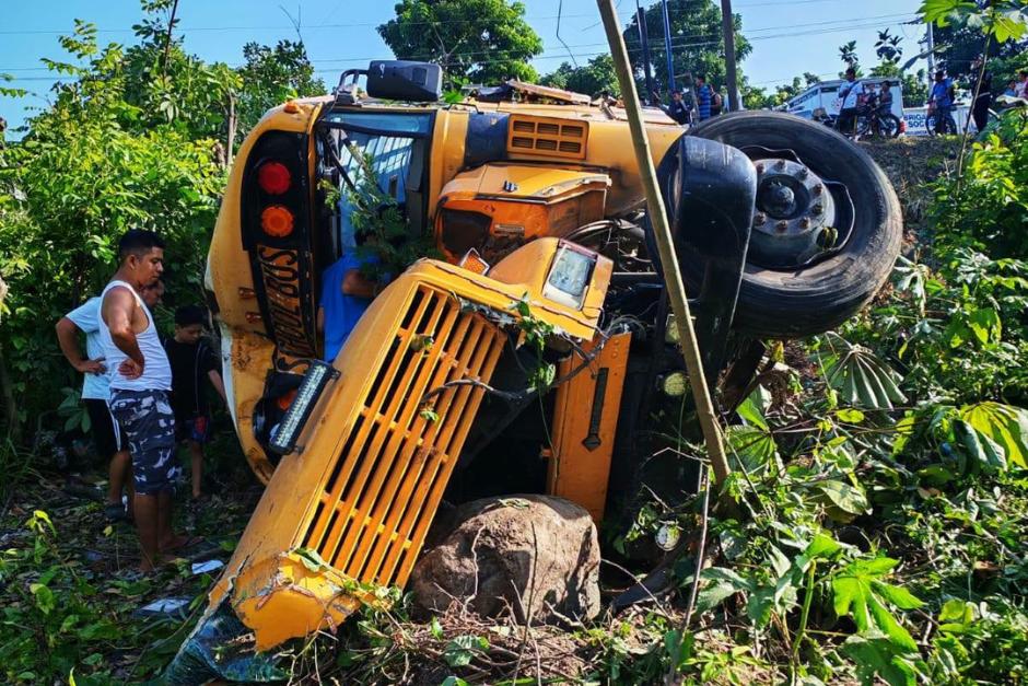 El transporte colectivo perdió el control y terminó saliendo de la ruta y volcando en una hondonada. (Foto: Conred)