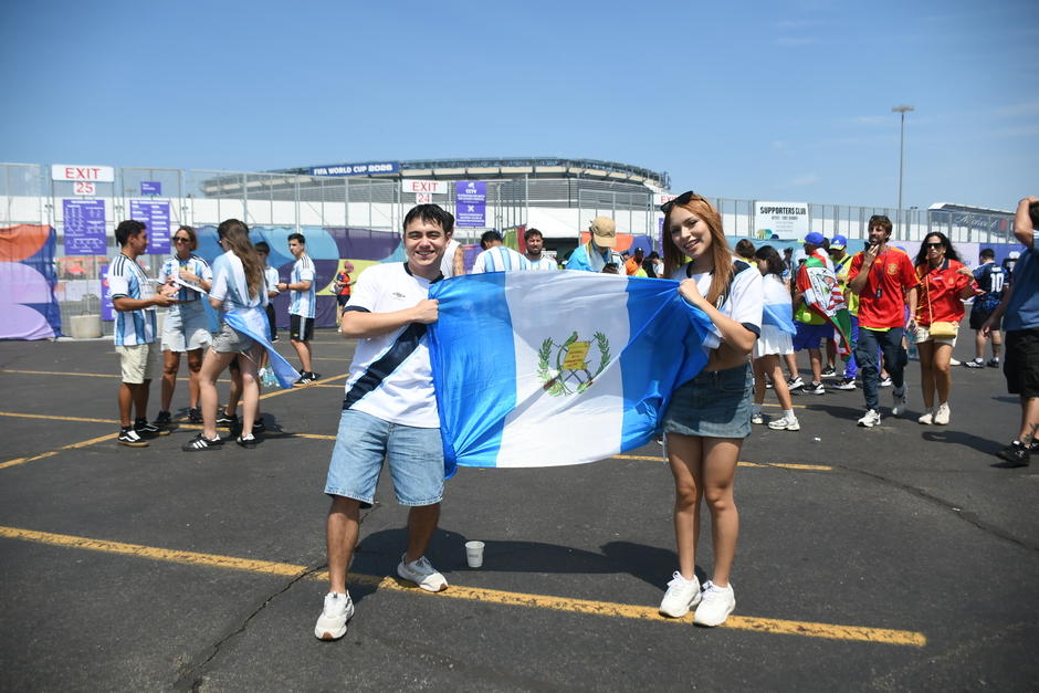 Los guatemaltecos Tony y Gaby viajaron para vivir la final. (Foto: Rudy Martínez / Enviado especial) 