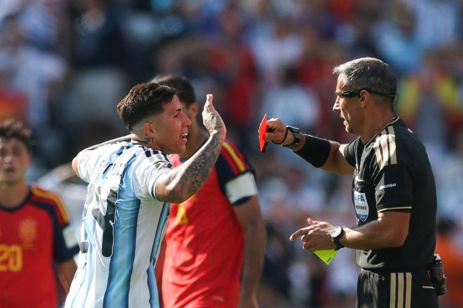 Enzo Fernández fue expulsado al minuto 90+3. (Foto: AFP)