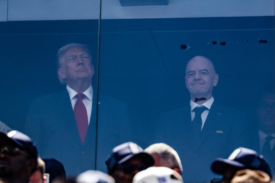 El presidente de Estados Unidos observa la final del Mundial junto a Giani Infantino. (Foto: AFP)