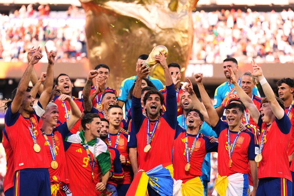 Ferran levantando la segunda Copa del Mundo en la historia de España. (Foto: SeFutbol) 