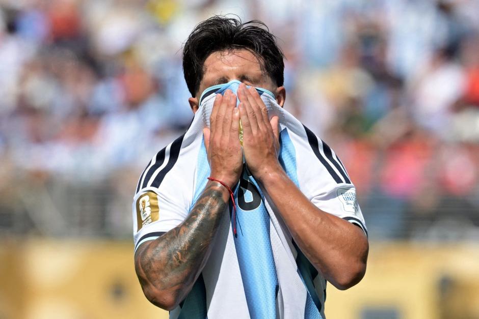 Lisandro Martínez tuvo que dejar la final entre España y Argentina por una lesión. (Foto: AFP)