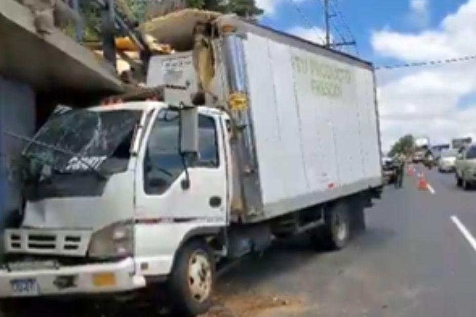 El camión terminó empotrado debajo de una pasarela. (Foto: captura de video)