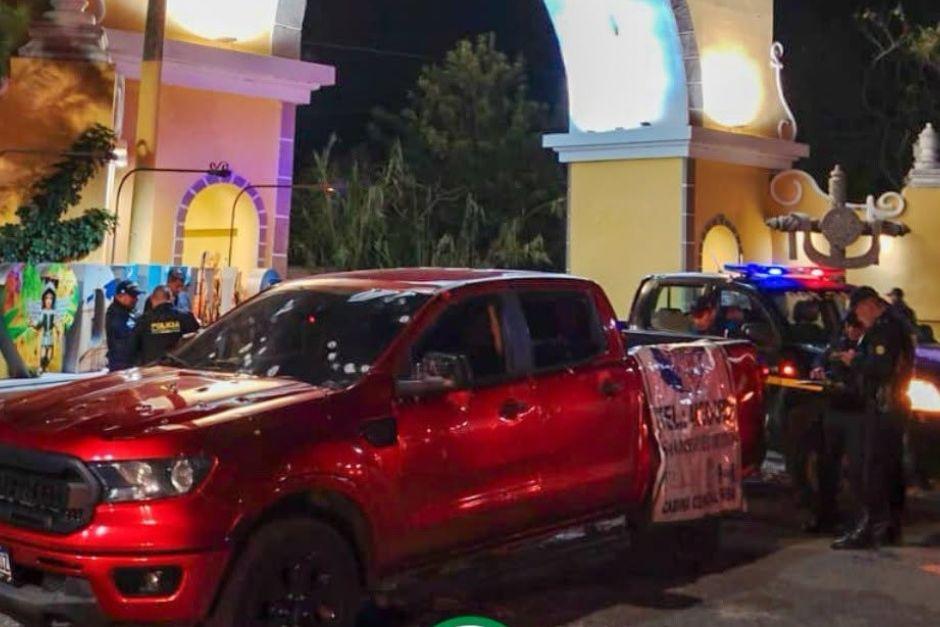 Sujetos armados con armas de alto calibre atacaron el vehículo en el que se movilizaban las personas fallecidas. (Foto vía: Bomberos Municipales Departamentales)