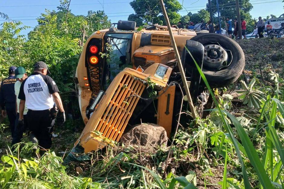 EL bus quedó destruido por el fuerte impacto. (Foto vía: RRSS)