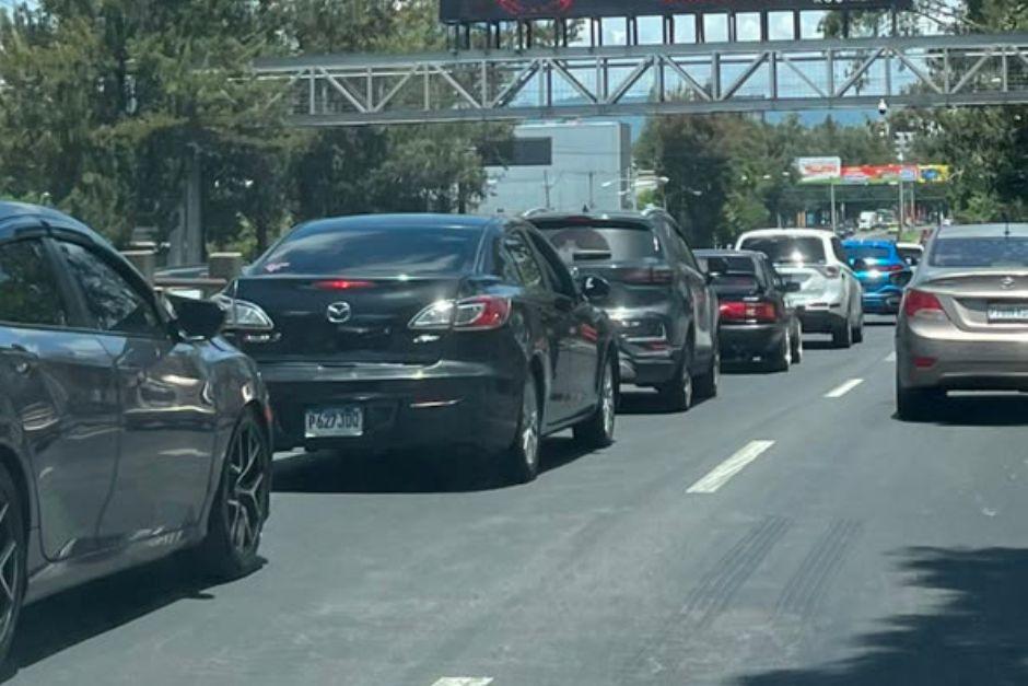 Filas de conductores se han formado en sectores de conexión a la Ciudad de Guatemala. (Foto: Fredy Hernández/SOY502)