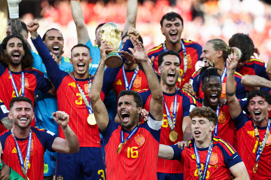 España festeja un nuevo título mundial con una generación que hizo historia al conquistar también la Eurocopa. (Foto: AFP)