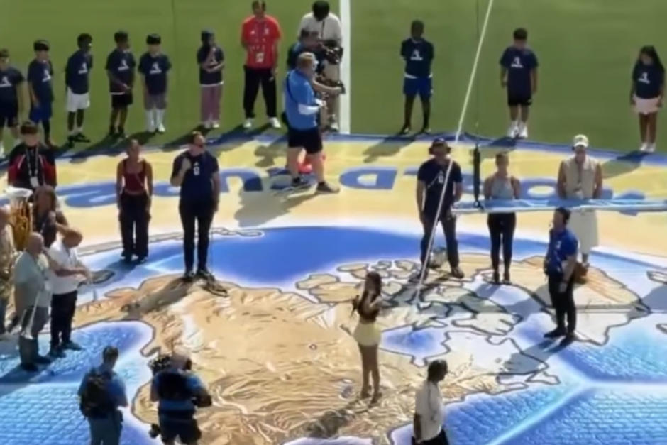 En el ensayo del show de la final del Mundial 2026 se aprecia la entonación del himno de Argentina. (Foto: Billboard)