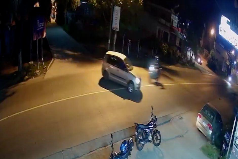 Un motorista salió volando tras impactar en un costado de un automóvil. (Foto: Captura de video)