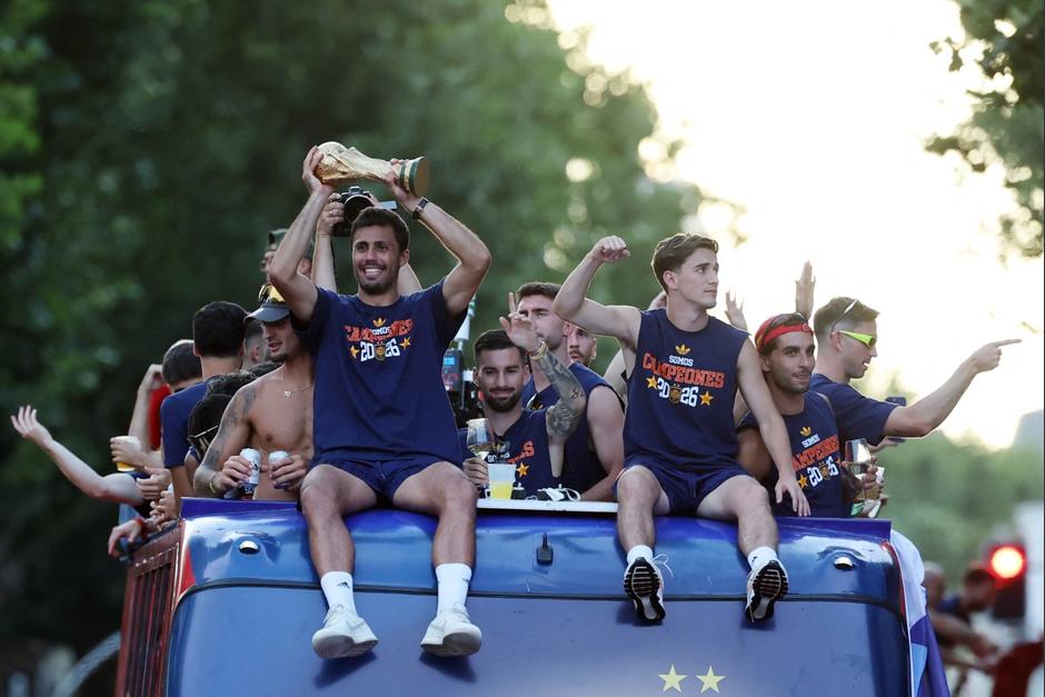Los campeones del mundo recorrieron Madrid en dos buses descapotables. (Foto: AFP)