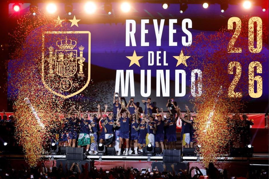 España recreó el levantamiento del trofeo, esta vez en su casa en una auténtica fiesta en Cibeles. (Foto: AFP)