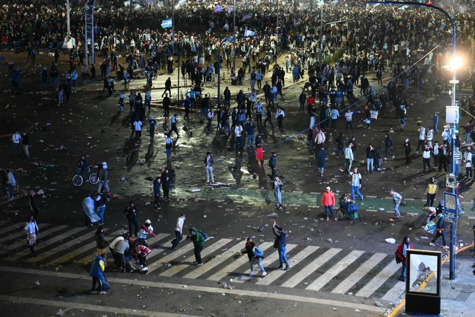 Miles de aficionados se reunieron en el Obelisco de Buenos Aires, pero lo que parecía una fiesta terminó en altercados. (Foto: AFP)