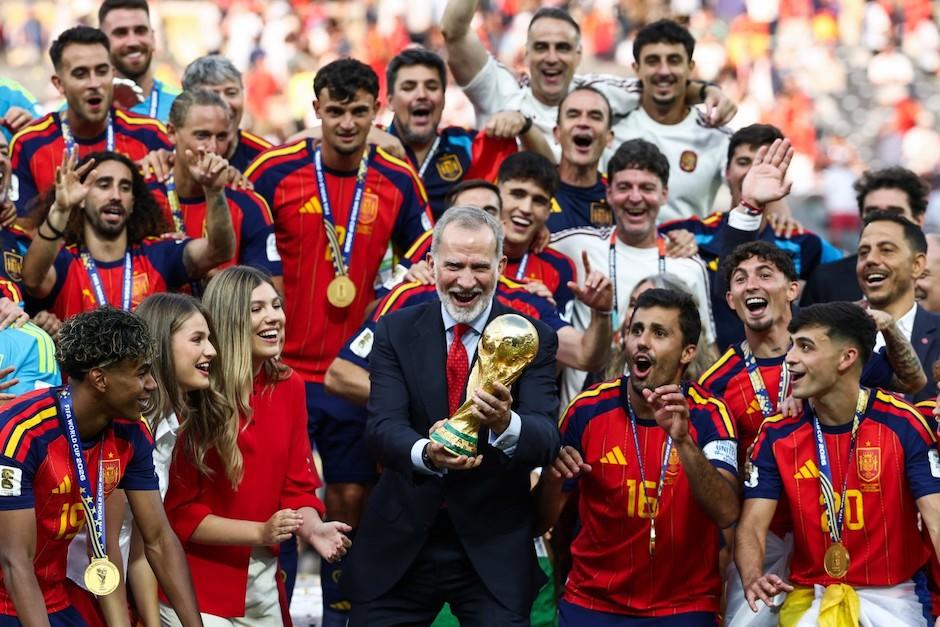El rey y las princesas de España durante la celebración por la Copa del Mundo. (Foto: AFP)