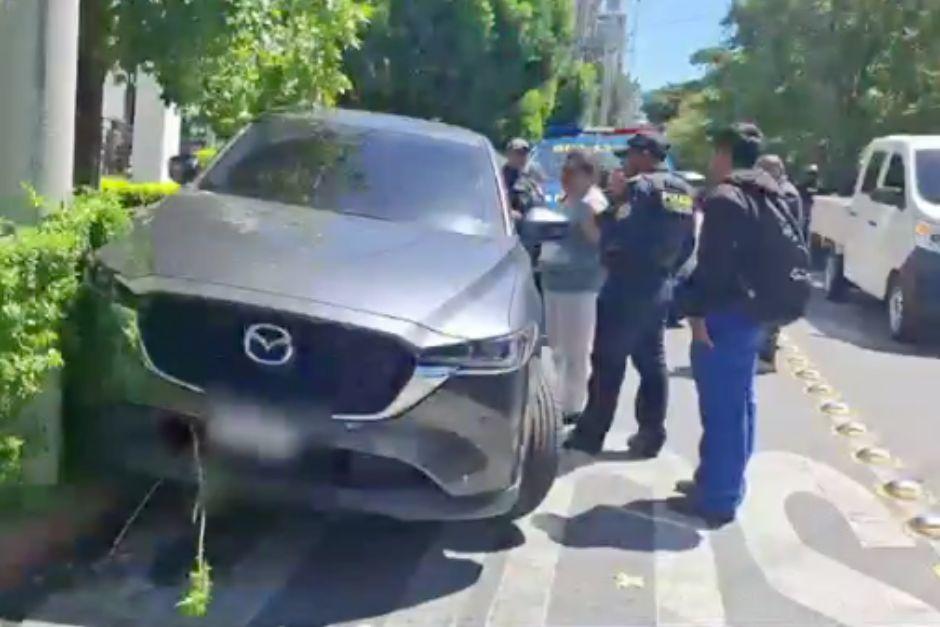 Una camioneta sufrió un accidente de tránsito este martes en la zona 14. (Foto: PMT)
