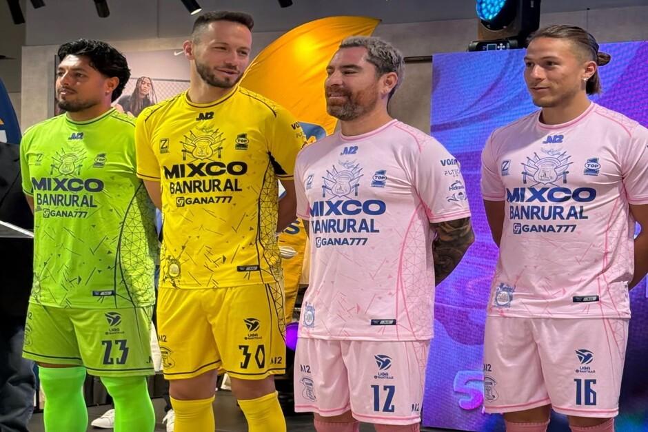 El plantel de Mixco presentó las tres equipaciones que utilizará durante la nueva campaña. (Foto: redes sociales) 