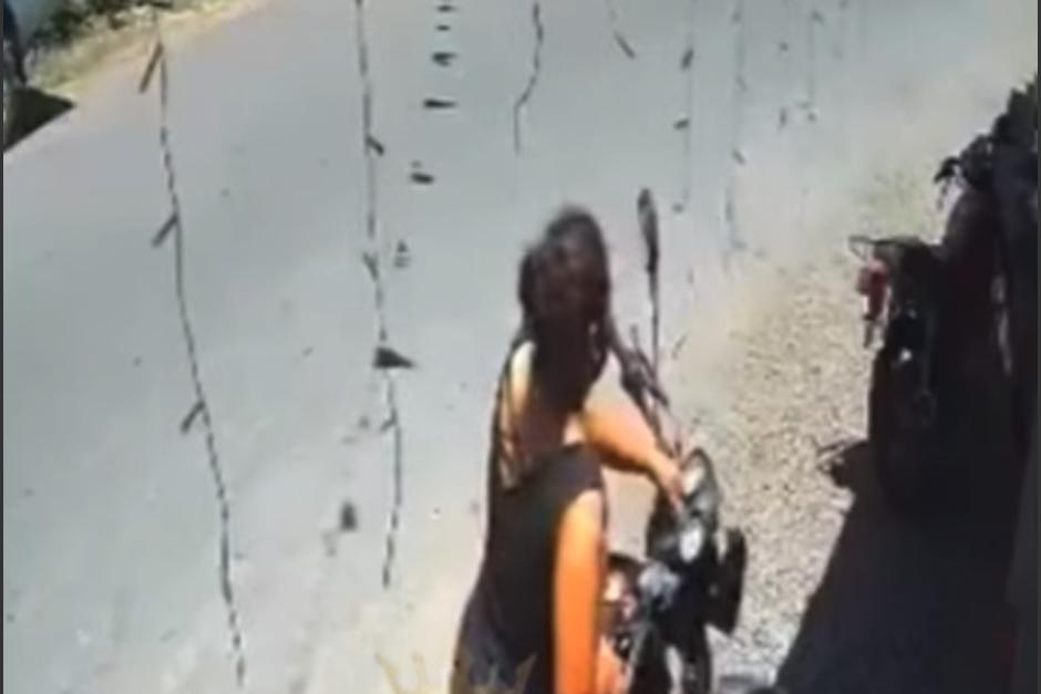 La mujer estaba estacionada cuando ocurrió el percance. (Foto: captura de video)