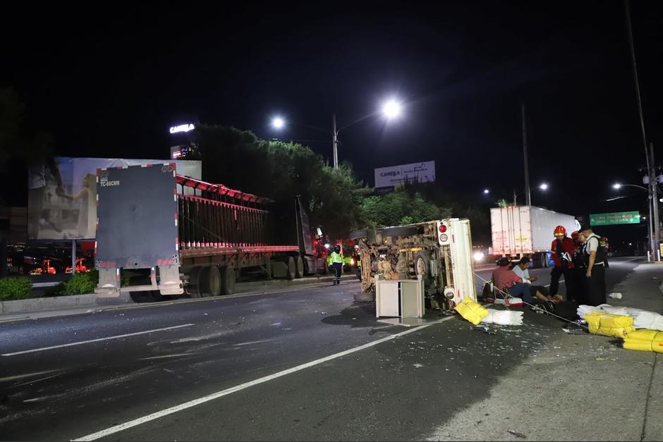 Un camión terminó volcado tras chocar con un tráiler que se empotró en el arriate central. (Foto: CBM)