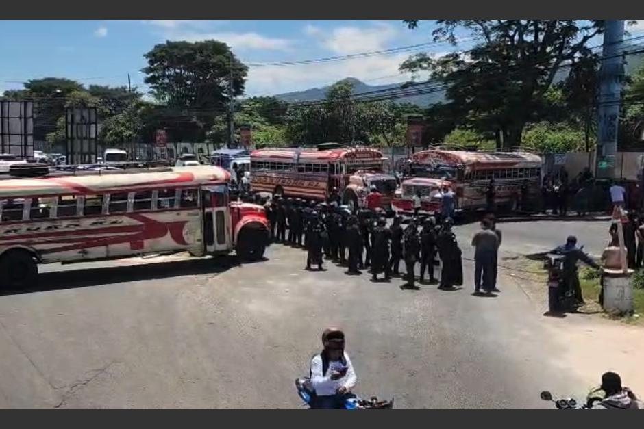 El paso en ambas vías ha sido bloqueado por completo. (Foto: PMT San Miguel Petapa)