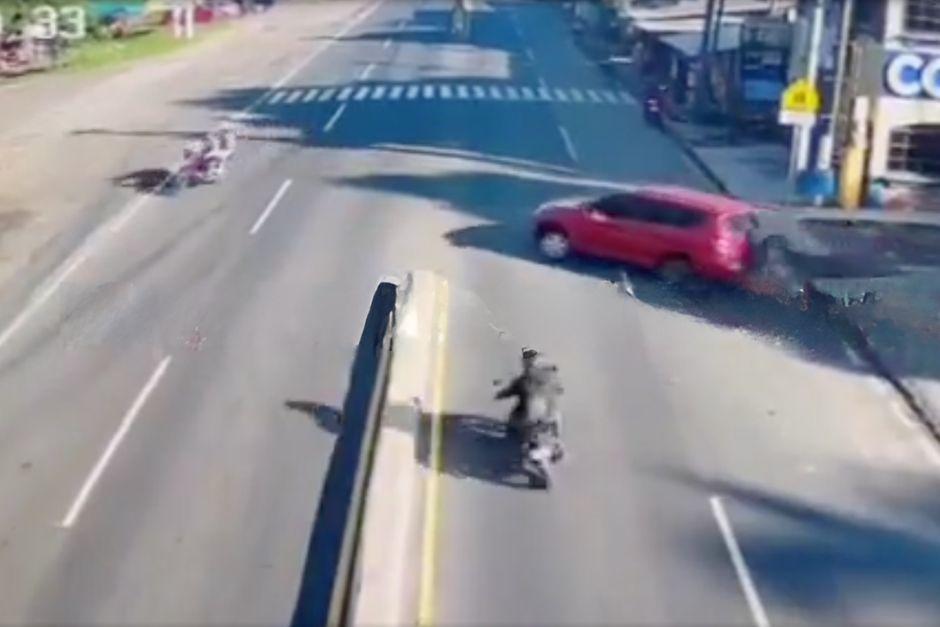 Un motorista salió por las aires tras impactar con una camioneta en Escuintla. (Foto: Captura de video)