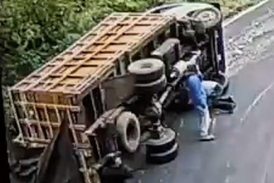 Un camión quedó volcado al sufrir un percance vial. (Foto: Captura de video)