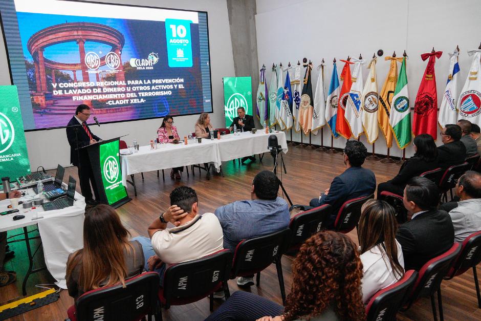 La Escuela Bancaria de Guatemala y la Asociación Bancaria de Guatemala llevaron a cabo el conversatorio "¿Eres o dejas de ser una Persona Obligada?". (Foto: Wilder López/Soy502)