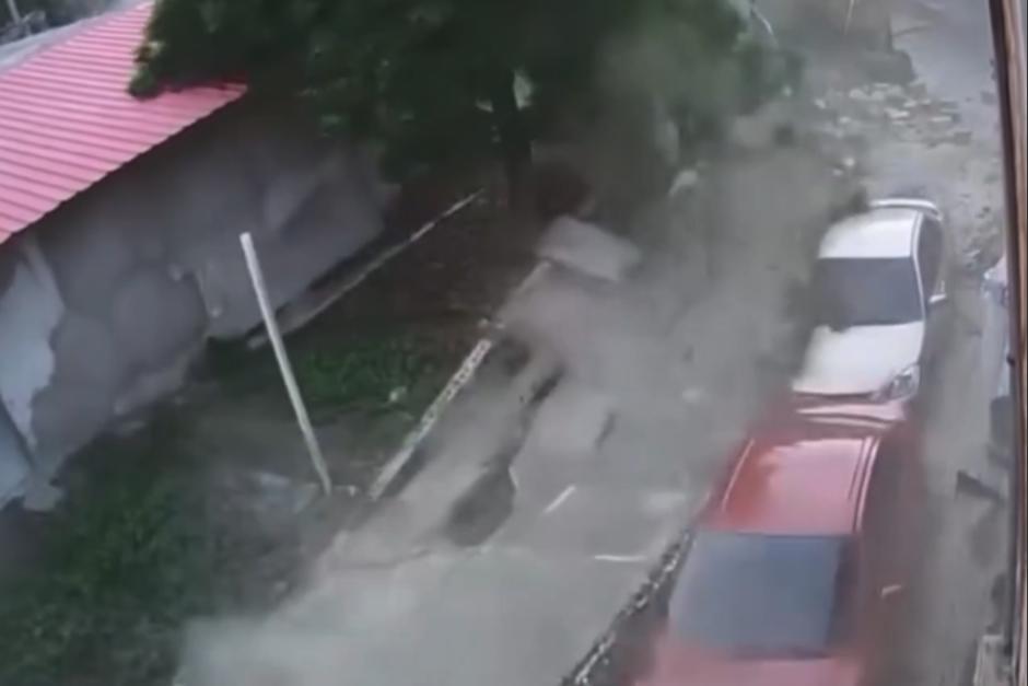 Un pareja se salvó por segundos de quedar soterrada. (Foto: captura de video)