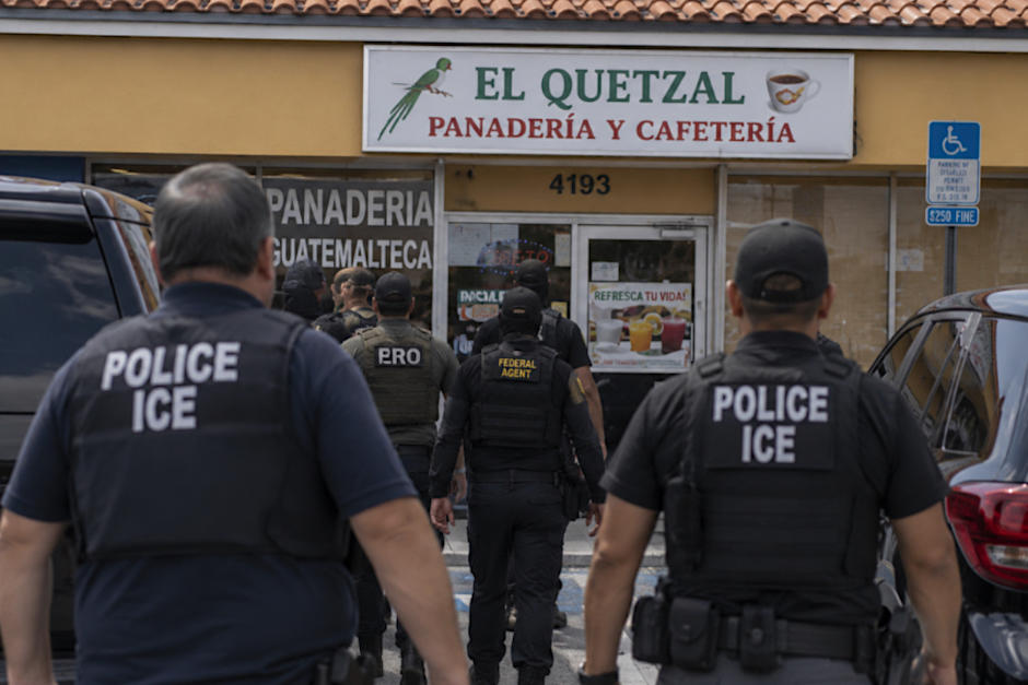 El dueño de la Panadería "El Quetzal" en Florida, Estados Unidos, decidió entregarse para proteger a sus empleados. (Foto ilustrativa: IA La Opinión)