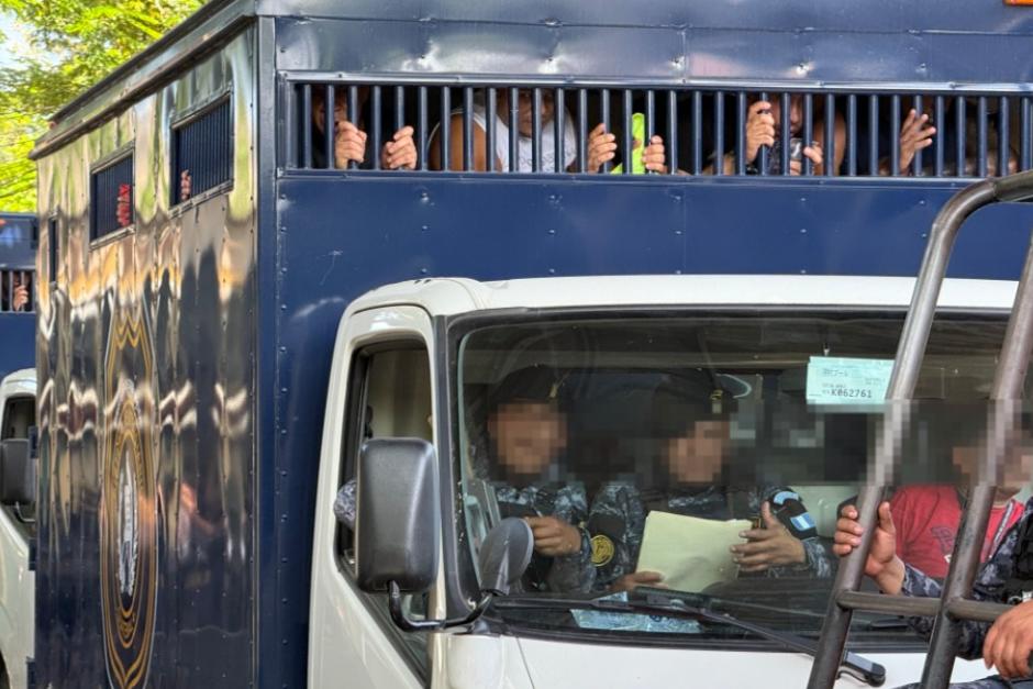Camiones del Sistema Penitenciario salieron del penal con privados de libertad a bordo. (Foto: Pablo Miguel/Colaborador)
