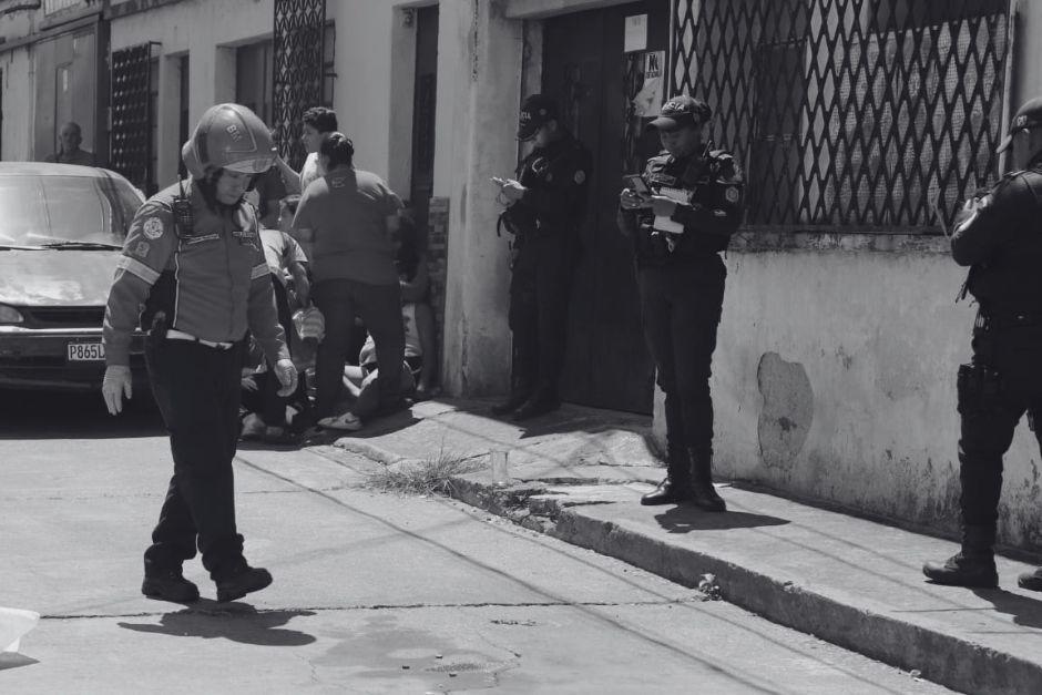 La víctima quedó sin vida sobre la cinta asfáltica de la zona 13. (Foto: CBM)