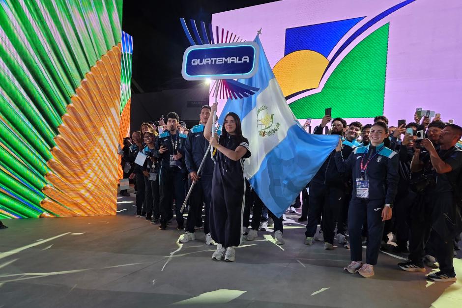 La bandera de Guatemala lució sus mejores galas en el desfile de la inauguración de Santo Domingo. (Foto: Bernie Morales/Colaborador)