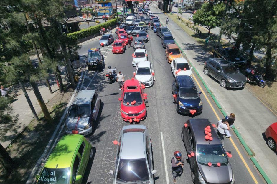 Caravanas de taxistas se dirigen hacia el Congreso de la República. (Foto: Jorge Senté/Colaborador)