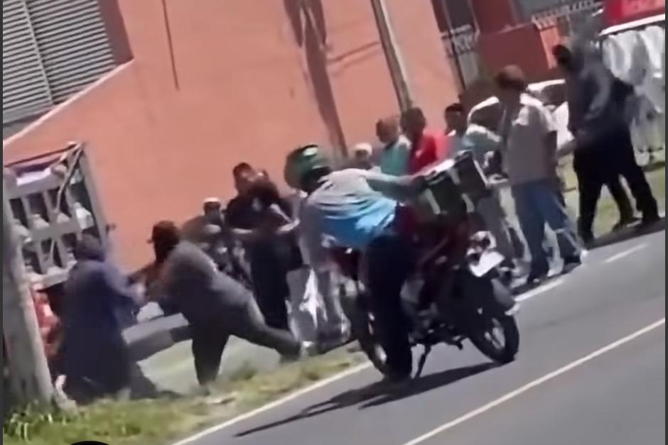 Los manfestantes se fueron a los golpes en plena calle. (Foto: captura de video)