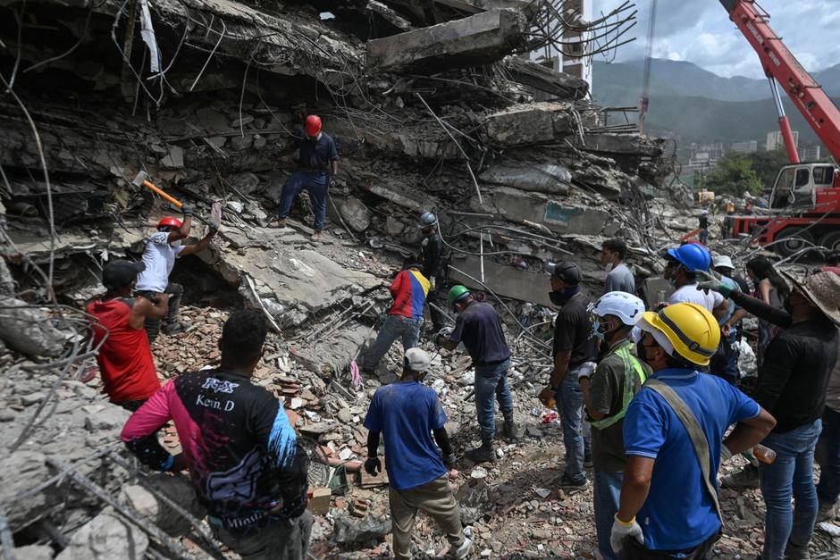 Hace un mes sucedieron dos terremotos devastadores en Venezuela y familiares siguen con la búsqueda de sus familiares. (Foto: AFP)