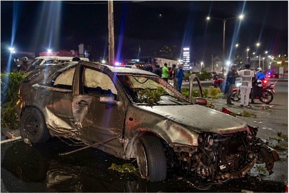 Tras un accidente en el kilómetro 14.2 ruta al Pacífico, inmediaciones de Villa Nueva, dos personas fallecieron. (Foto: PMT/Soy502)