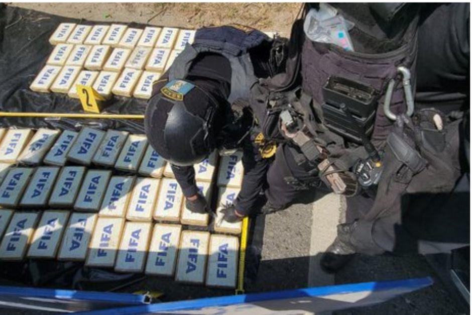 Al efectuar el evalúo respectivo, autoridades reportan la incautación de 94 paquetes con cocaína valorados en más de Q9 millones. (Foto: PNC/Soy502)