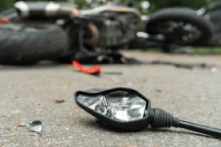 El conductor cayó al asfalto luego de perder el control. (Foto ilustrativa vía: Shutterstock)