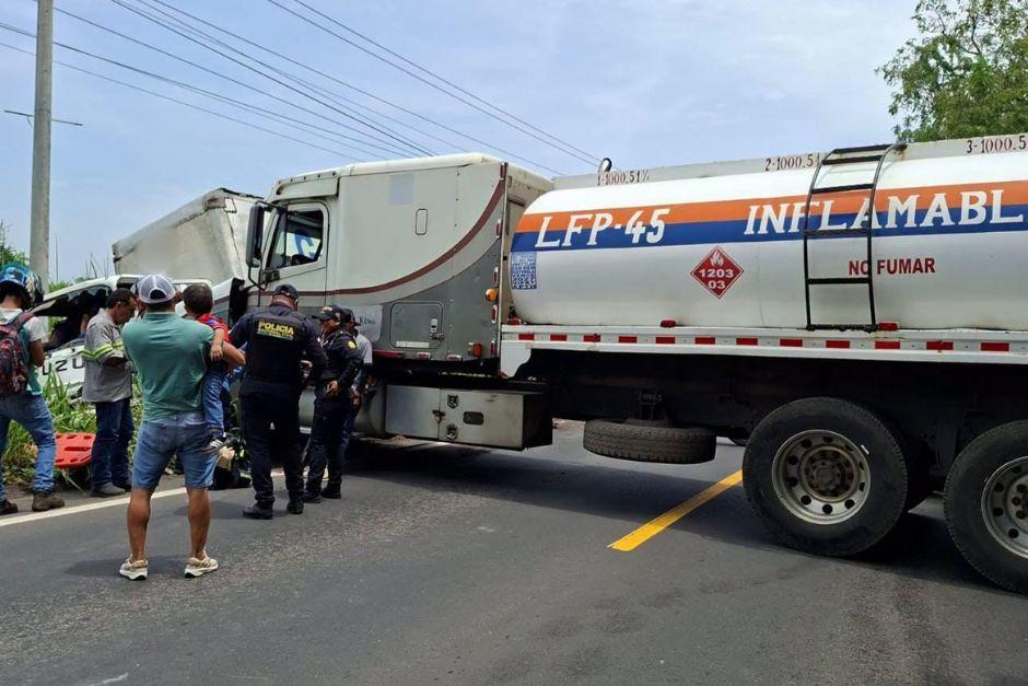 Los transportes afectados quedaron varados tras el fuerte impacto. (Foto vía: RRSS)