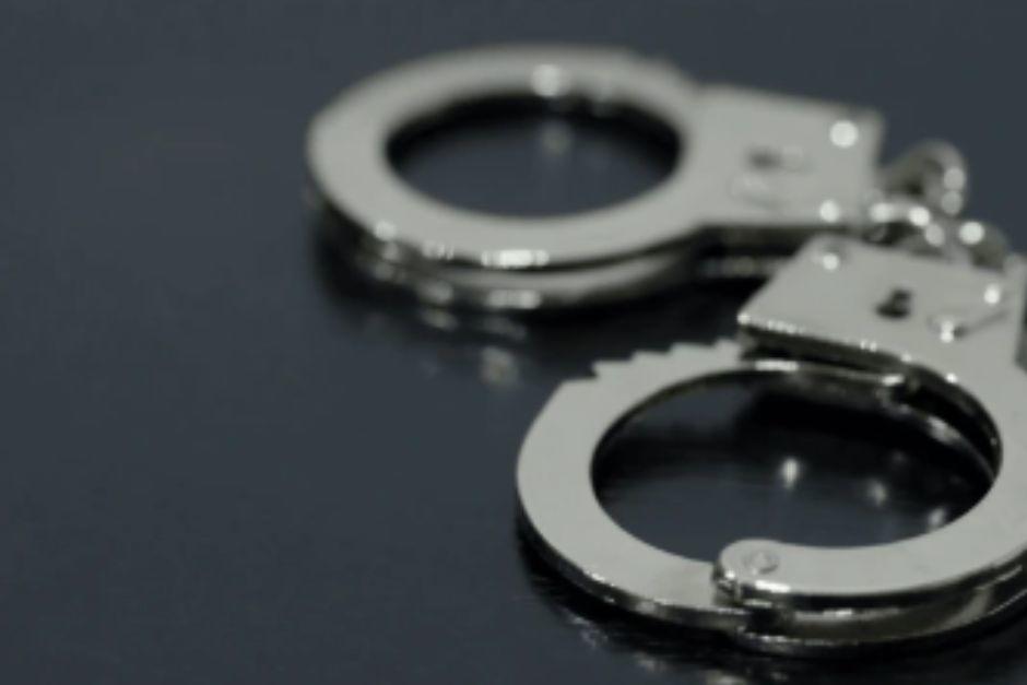 Dos mujeres y un hombre fueron capturados tras ser sorprendidos con mercancía robada. (Foto ilustrativa vía: Shutterstock)