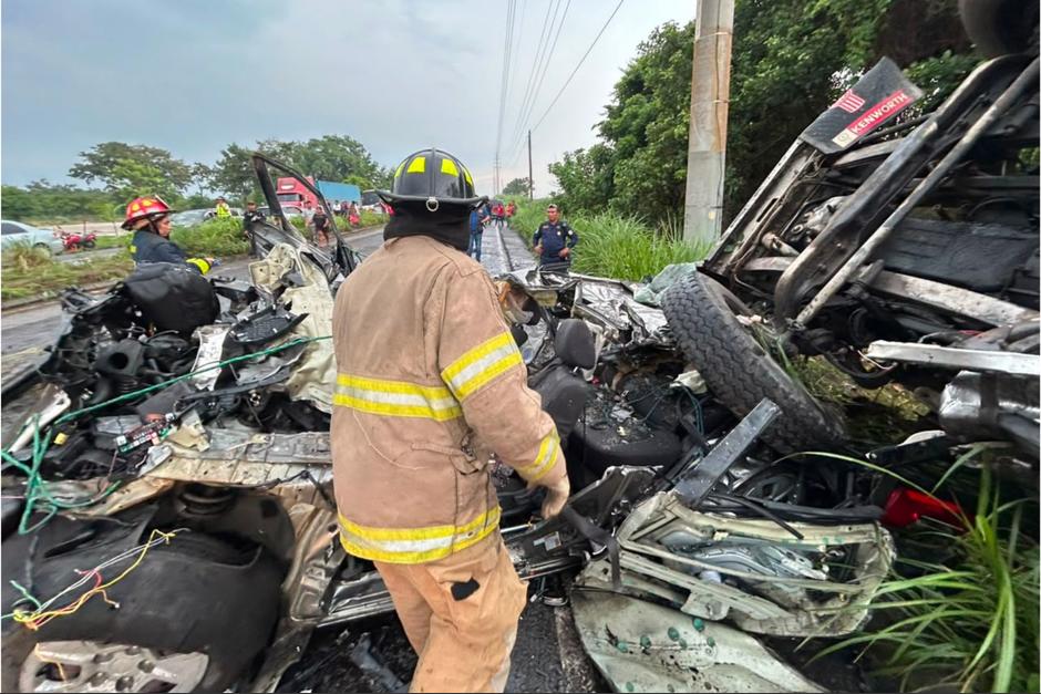 El accidente dejó tres personas muertas y una persona herida. (Foto: CBV / Soy502)