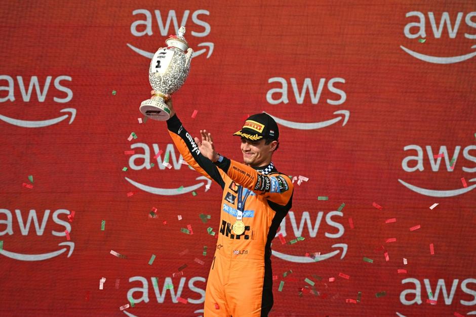 Lando Norris, del equipo de McLaren, celebró tras ganar el GP de Hungría de la Formula 1. (Foto: AFP)