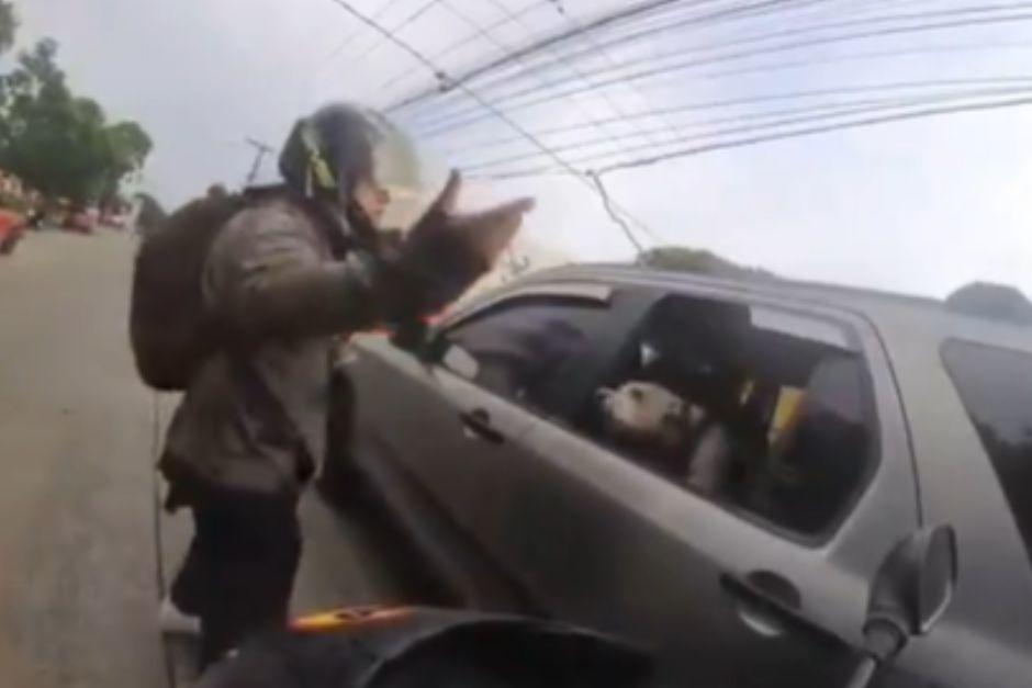 La mascota reaccionó cuando notó que su propietario era intimidado. (Foto vía: captura de video)