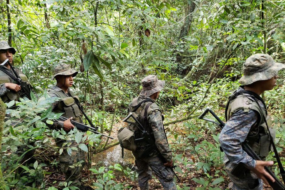 La Sexta Brigada de Infantería del Ejército de Guatemala realiza un patrullaje rutinario en el Parque Nacional Laguna de Lachúa. (Foto: Ejército de Guateala/Soy502)