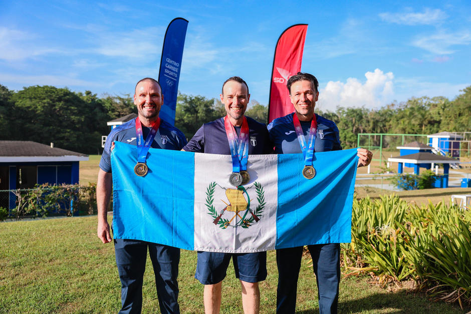 Los hermanos Jean Pierre, Hebert y Enrique Brol se tomaron la foto del recuerdo tras ganar el oro e imponer un nuevo récord de los Juegos Centroamericanos y del Caribe. (Foto: COG)