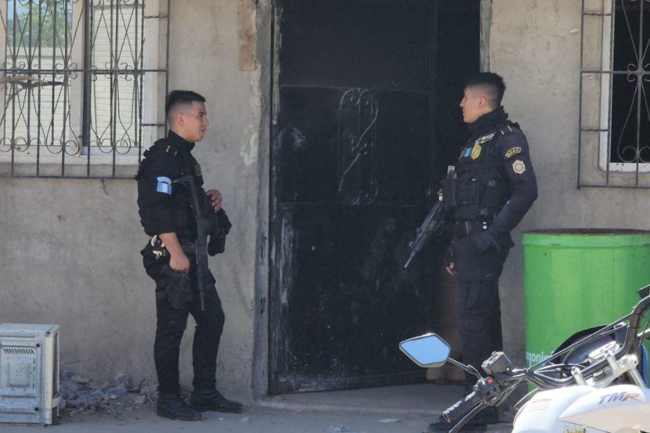 Las fuerzas de seguridad allanan el inmueble en donde se encontraba el atacante. (Foto: Jorge Senté/Colaborador)